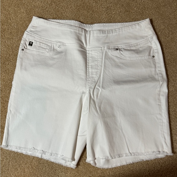 Belle by Kim Gravel Pants - Belle by Kim Gravel TripleLuxe White Twill 5-Pocket 8" Shorts Size 14 A395459